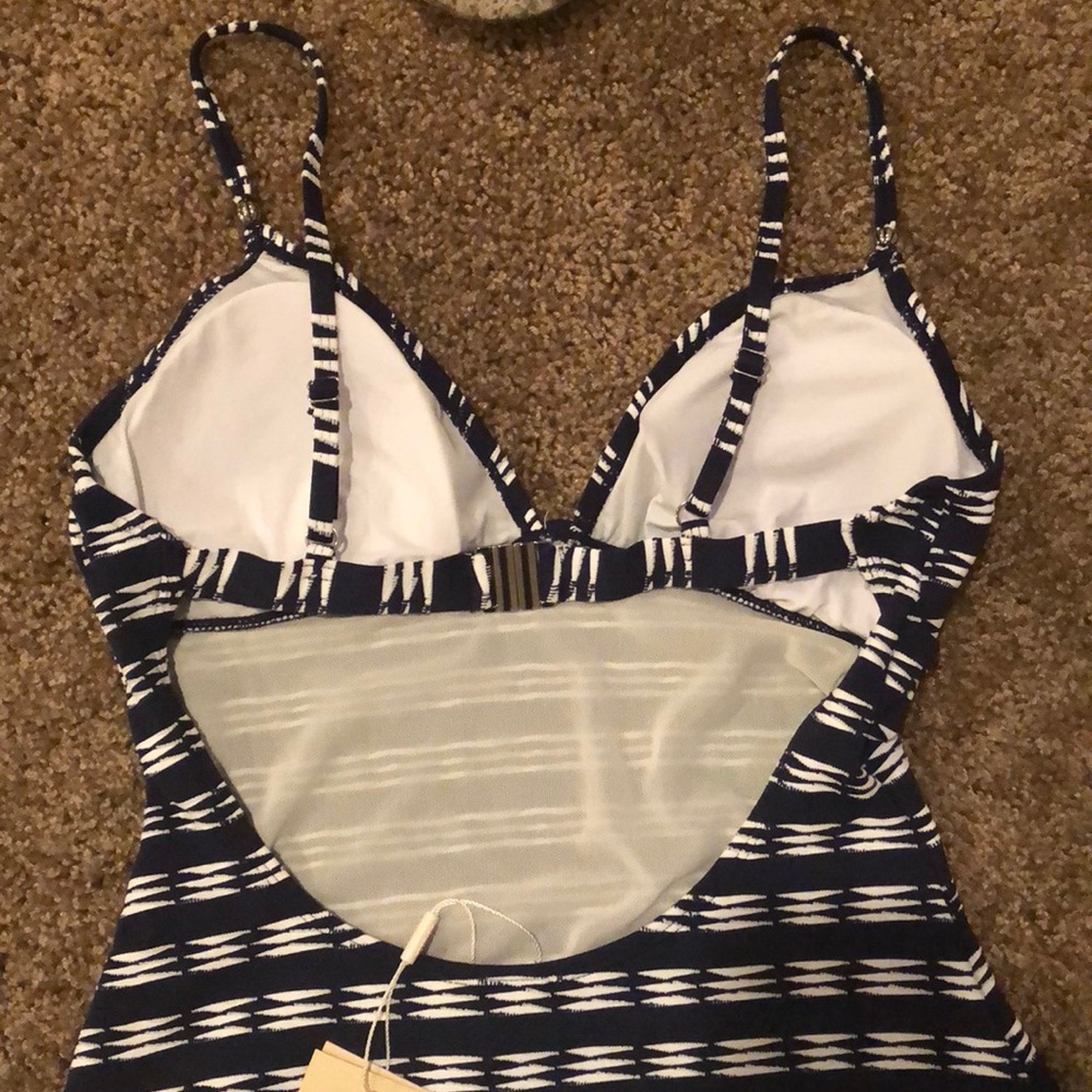 Swimsuit - Picture 4 of 7